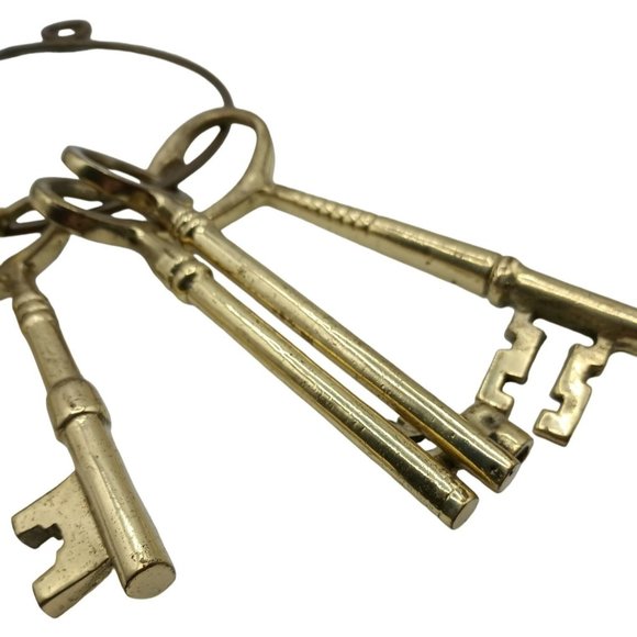 Vintage Brass Skeleton Keys on Jailers Ring 5 Large Metal Decorative Set Home De - Picture 4 of 5